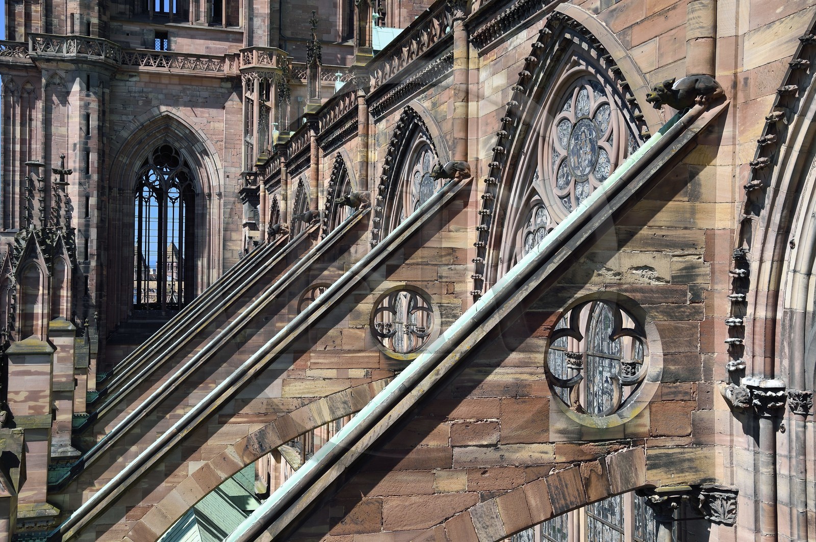 France, Bas-Rhin (67), Strasbourg, vieille ville classée au Patrimoine Mondial de l'UNESCO, la cathédrale Notre-Dame, arcs-boutants de la facade sud et gargouilles