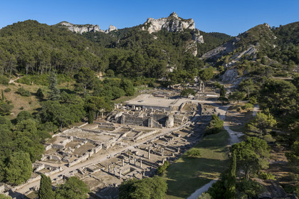 France, Bouches-du-Rhône (13), Parc Naturel Régional des Alpilles, Saint-Rémy-de-Provence, site archéologique de Glanum au pied du massif des Alpilles (vue aérienne)