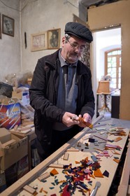 Azerbaïdjan, Sheki (Shaki), les Shabaka sont des vitraux construits dans des cadres de bois sans colle ni clous, le maitre de Shabaka Resulov Tofig