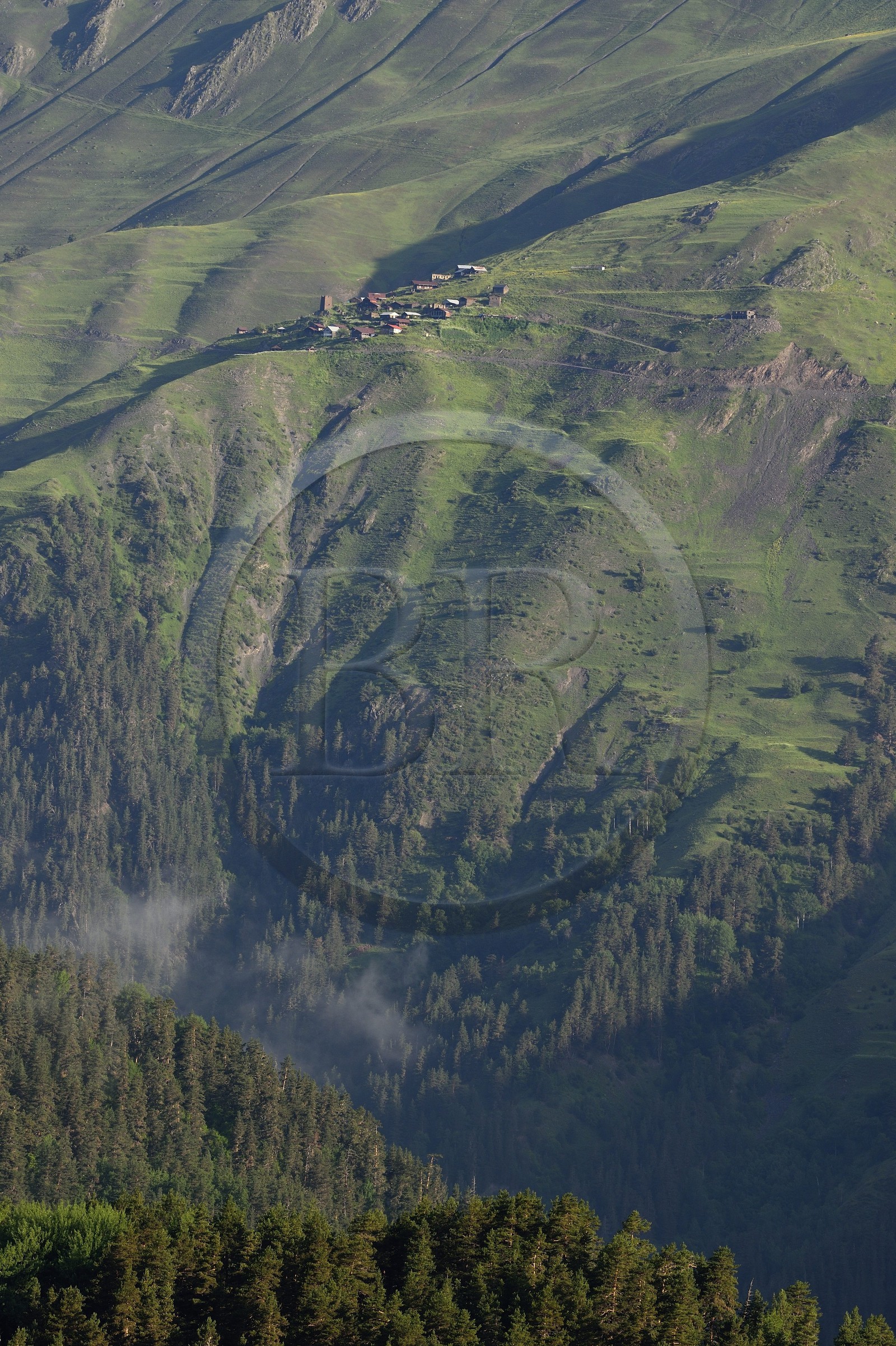 Géorgie, Kakheti, Parc national de Touchétie, le village perché de Bochorna (2345 metres) dans les gorges de Gometsari non loin de Omalo est le village habité le plus élevé du pays et l'un des plus élevés d'Europe