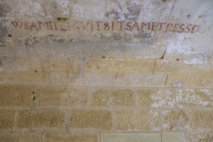France, Gard (30), Aigues-Mortes, la Tour de Constance, la salle des chevaliers où furent emprisonnées au XVIIIème siècle des protestantes dont la plus connue est Marie Durand, graffitis de prisonniers