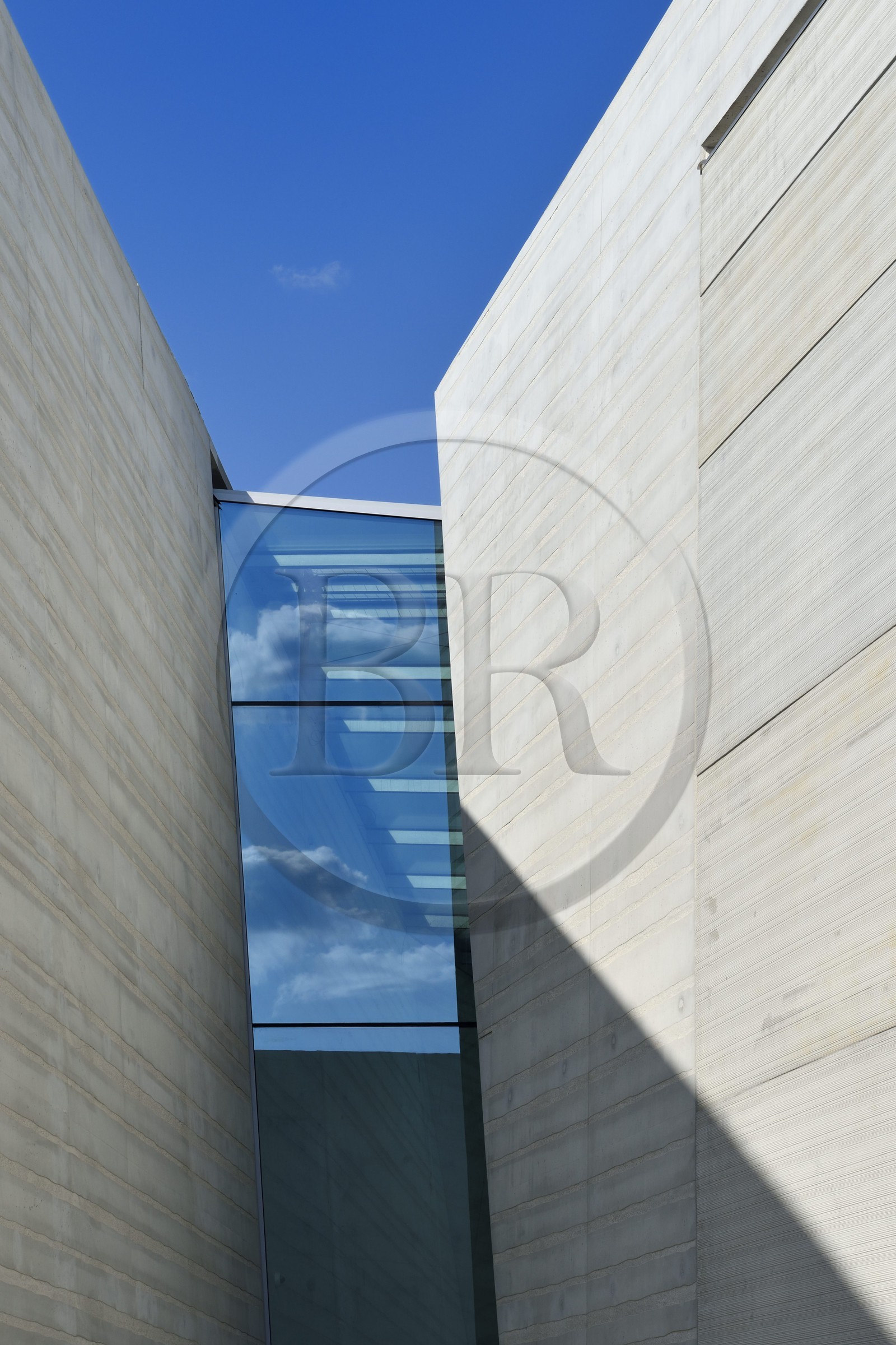 France, Dordogne (24), Montignac, Centre International de l'Art pariétal de Montignac-Lascaux (Lascaux 4) conçu par l'agence norvégienne d'architecture Snøhetta, espace intérieur ouvert dit du jardin de la grotte