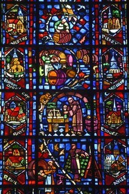 France, Marne (51), Reims, la cathédrale Notre-Dame de Reims, classée Patrimoine Mondial de l'UNESCO, vitrail représentant le travail de la vigne