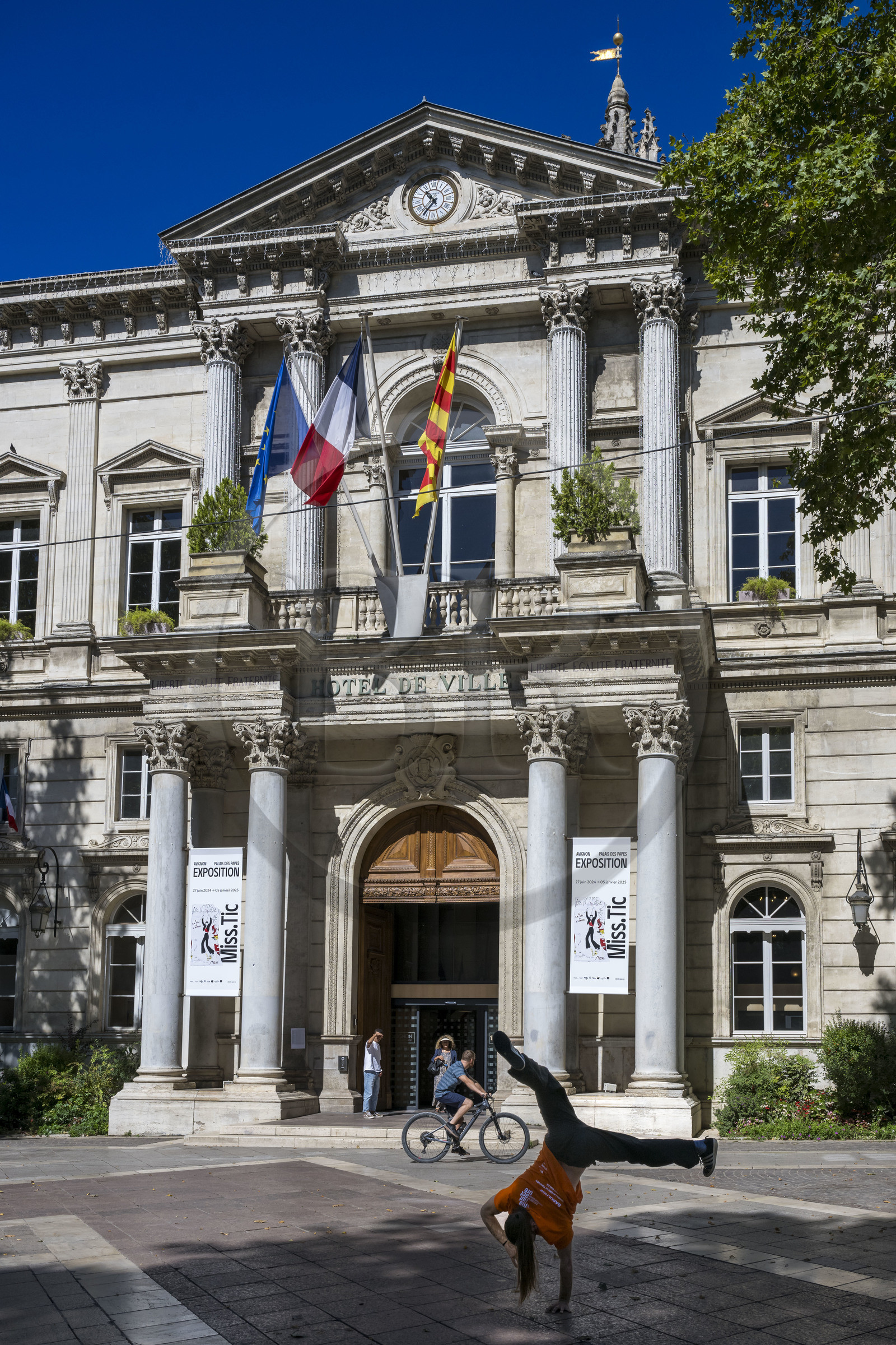 France, Vaucluse (84), Avignon, place de l'Horloge, spectacle Barulhos création de la Compagnie Malka en teasing spectacle de rue devant l'hôtel de Ville pendant le festival