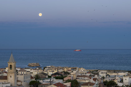 France, Bouches-du-Rhône (13), Marseille, quartier d'Endoume, Malmousque, l'église Saint Eugene et le petit fort de l'Ile Degaby, arrivée du ferry de Corsica Linea au petit matin