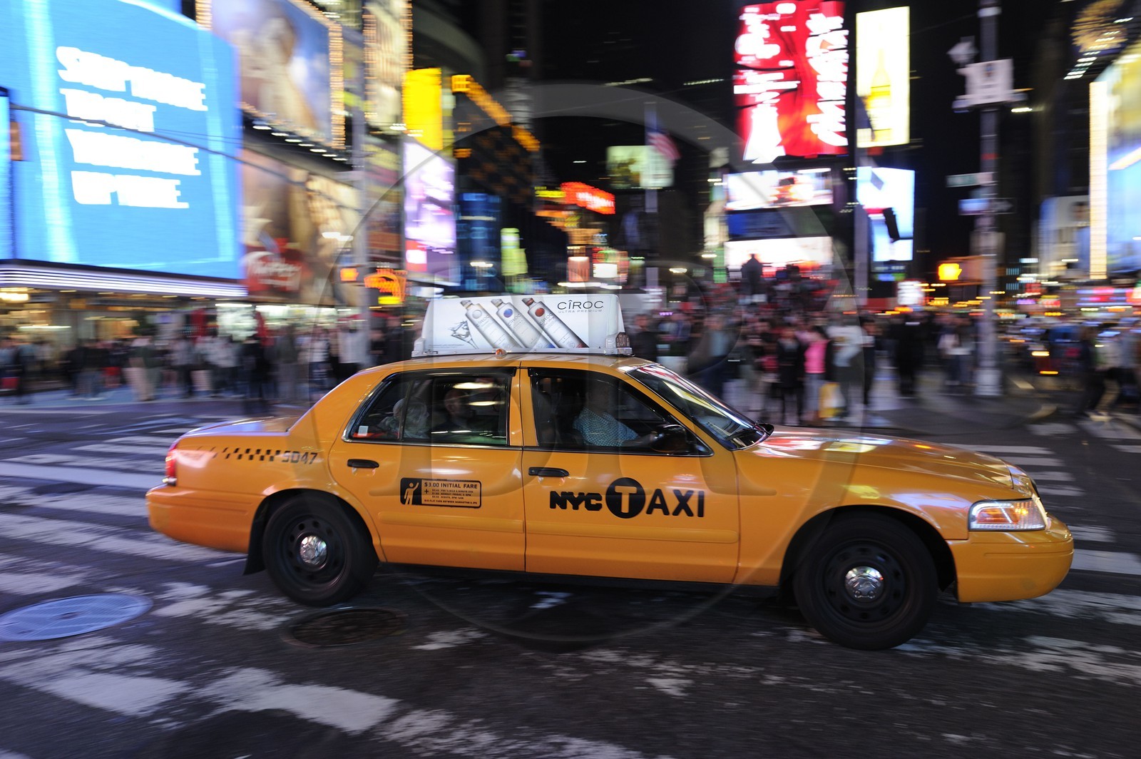 Etats-Unis, New York, Manhattan, Theater district sur Broadway, taxi jaune à Times Square