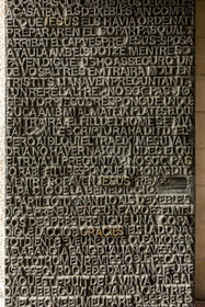 Espagne, Catalogne, Barcelone, quartier de l'Eixample, basilique de la Sagrada Familia de l'architecte du modernisme catalan Antoni Gaudi classée Patrimoine Mondial de l'UNESCO, la façade de la passion, porte centrale avec les lettres sculptées