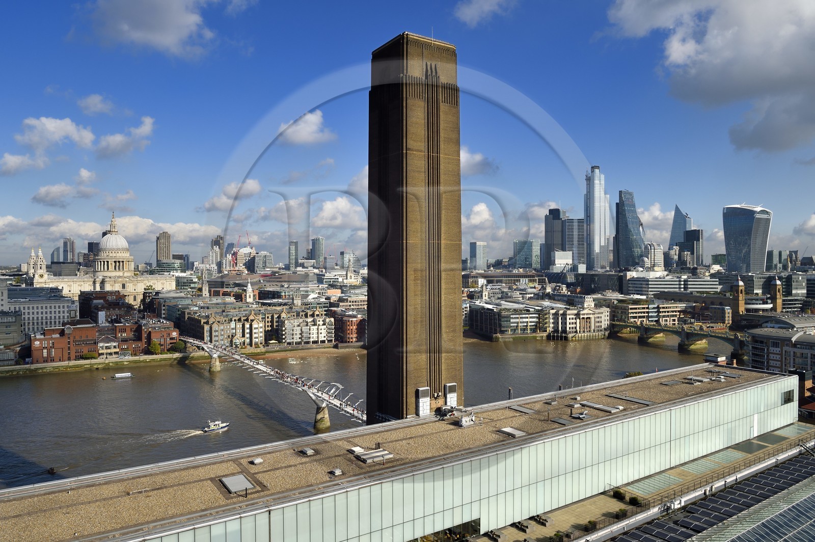 Royaume-Uni, Londres, quartier de Southwark, la Tate Modern, le pont du Millénaire (Millennium Bridge) de l'architecte Norman Foster sur la Tamise et la cathédrale Saint-Paul dans la City en arrière plan, les gratte-ciels de la City avec la tour 20 Fenchurch Street surnommée le Talkie-Walkie conçu par l'architecte Rafael Vinoly à droite