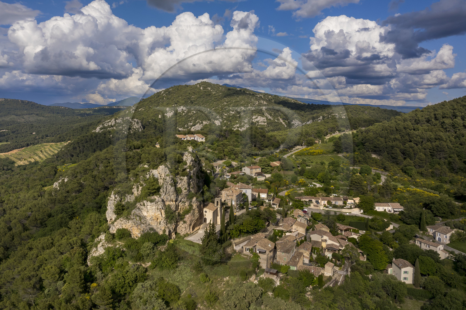 France, Vaucluse (84), Dentelles de Montmirail, le village perché de La Roque-Alric et le Mont Ventoux en arrière plan (vue aérienne)