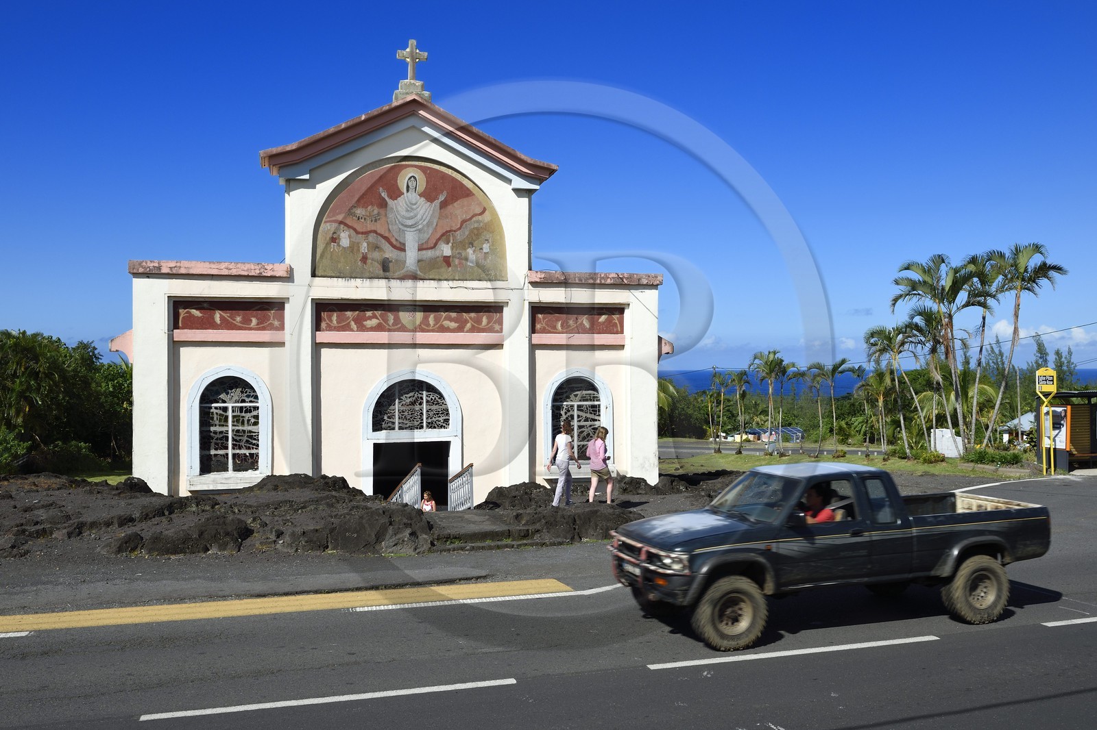 France, Ile de la Reunion, Piton-Sainte-Rose , l'église Notre-Dame-des-Laves épargnée par la coulée de lave aujourd’hui solidifiée qui s’est arrêtée sur son porche lors d’une éruption du volcan du Piton de la Fournaise survenue en 1977