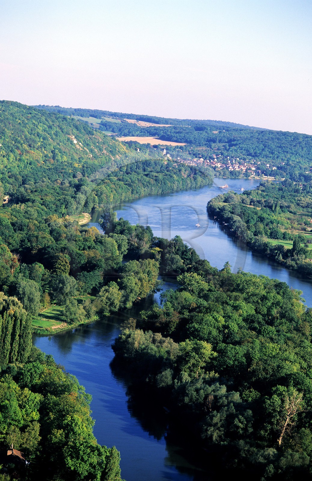 France, Val-d' Oise (95), parc naturel régional du Vexin français, la Seine vers La Roche-Guyon (vue aérienne)