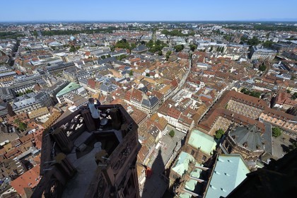 France, Bas-Rhin (67), Strasbourg, vieille ville classée au Patrimoine Mondial de l'UNESCO, la cathédrale Notre-Dame, sommet d'un des quatres escaliers à vis appelées les Vier Schnecken (quatre escargots) relié à la tour octogonale par une passerelle, vue au nord et dans l'axe central sur la rue des Juifs et l'avenue de la Paix