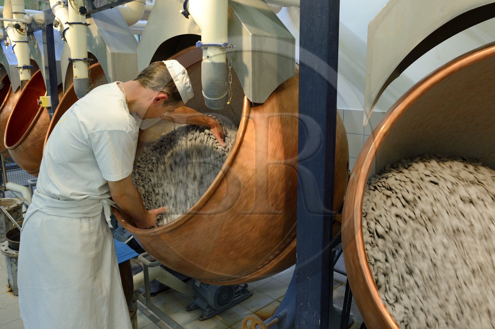 France, Meuse (55), Verdun, usine de dragées Braquier, gommage des amandes, opération ayant pour but de recouvrir les amandes d'un film et d'empêcher l'huile de migrer vers l'extérieur