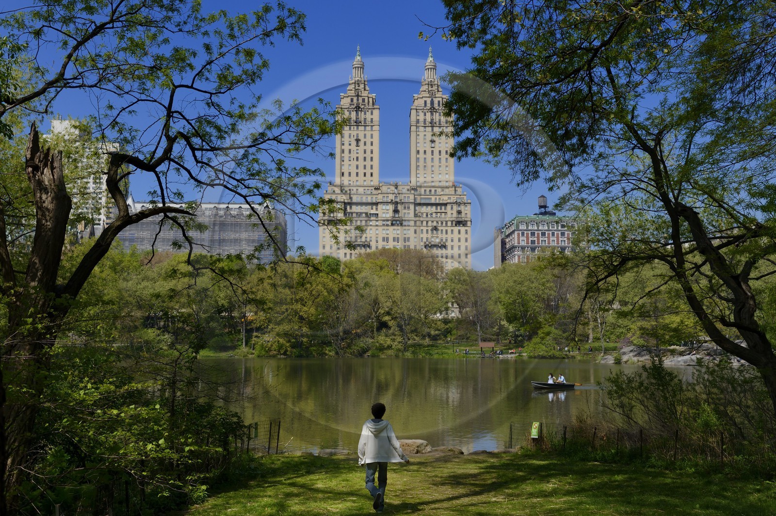 Etats-Unis, New York, Manhattan, Central Park, le Lac et la Skyline avec les immeubles Le San Remo (145 and 146 Central Park West)