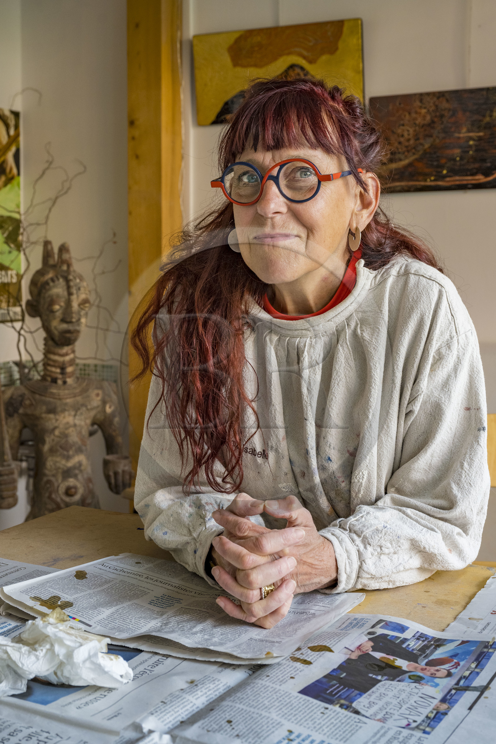 France, Hauts-de-Seine (92), Colombes, l'artiste et laqueur Isabelle Emmerique dans son atelier