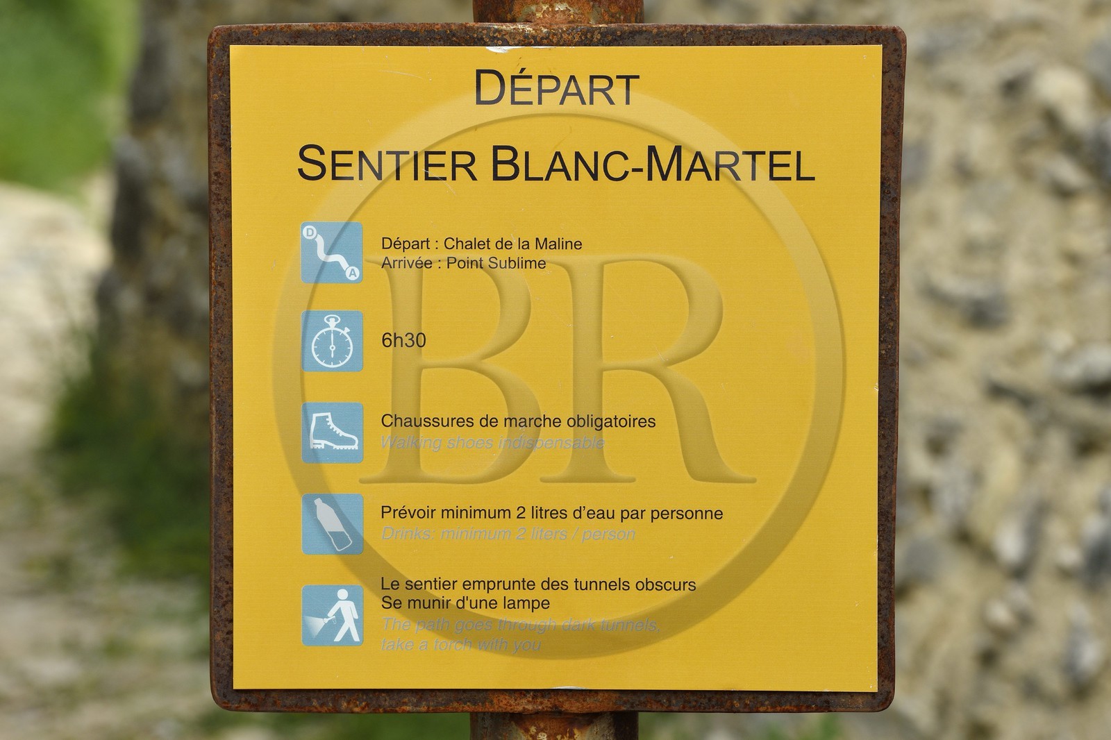 France, Alpes-de-Haute-Provence (04), Parc Naturel Régional du Verdon, Grand Canyon du Verdon, La-Palud-Sur-Verdon, panneau d'information au départ du sentier Blanc-Martel sur le GR4