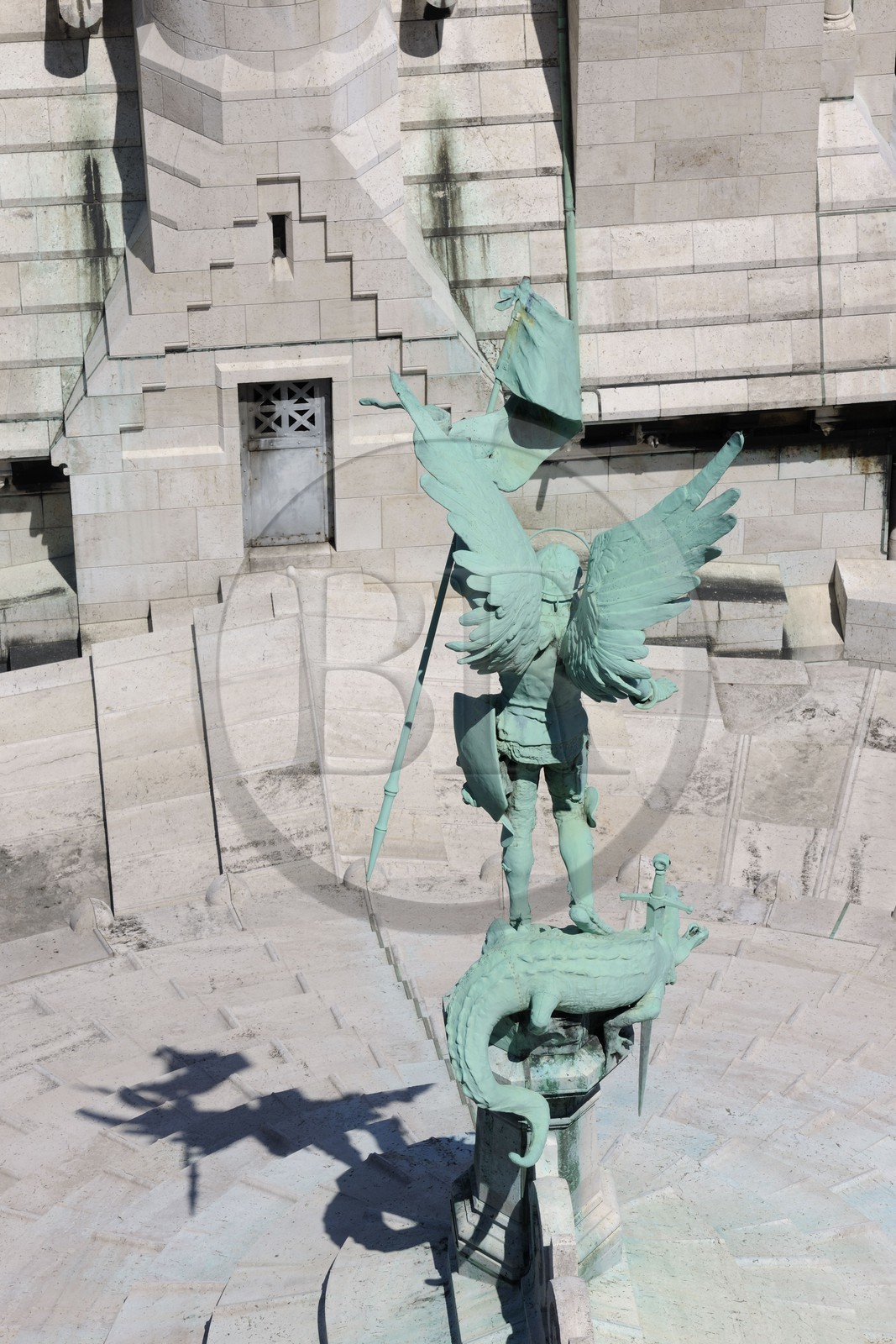 France, Paris (75), Montmartre, basilique du Sacré-Cœur de l'architecte Paul Abadie achevée en 1914, au-dessus du chevet de la basilique où la statue de Saint-Michel terrasse le démon