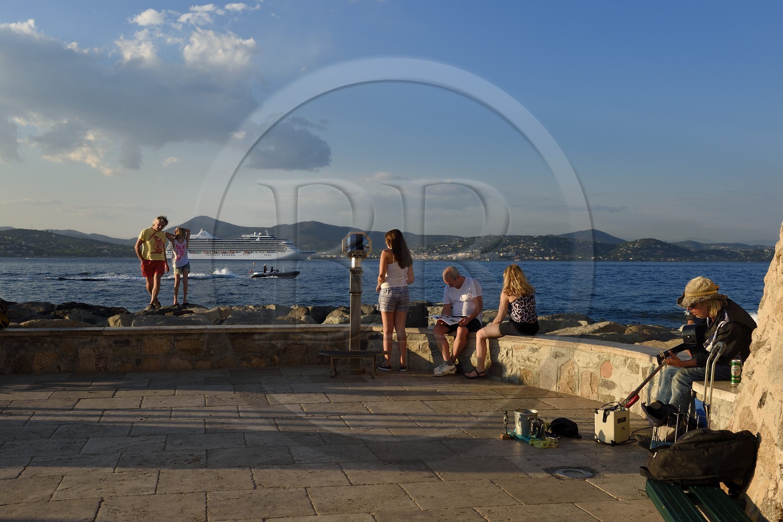 France, Var (83), Saint-Tropez, la vue vers Sainte-Maxime au bout du port