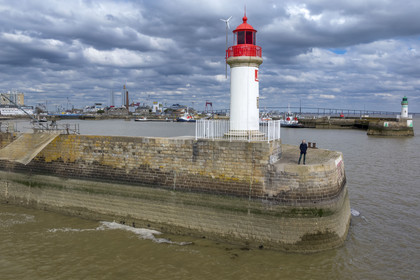 France, Loire-Atlantique (44), Saint-Nazaire, le phare de la jetée ouest sur la pince de crabes (surnom donné à l'entrée Sud au bassin portuaire par les deux jetées)(vue aérienne)