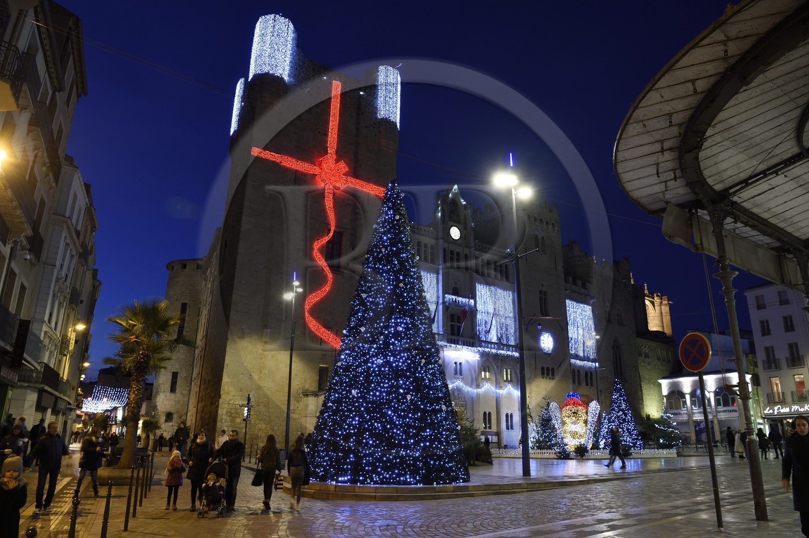 France, Aude (11), Narbonne, cathédrale Saint-Just-et-Saint-Pasteur avec les décorations de Noël