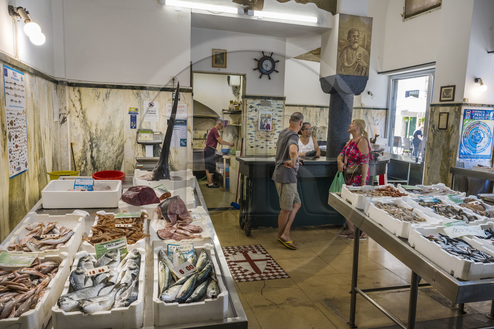 Italie, Ligurie, Gênes, poissonnerie via Al Ponte Reale en bordure du Porto Antico (Vieux Port)