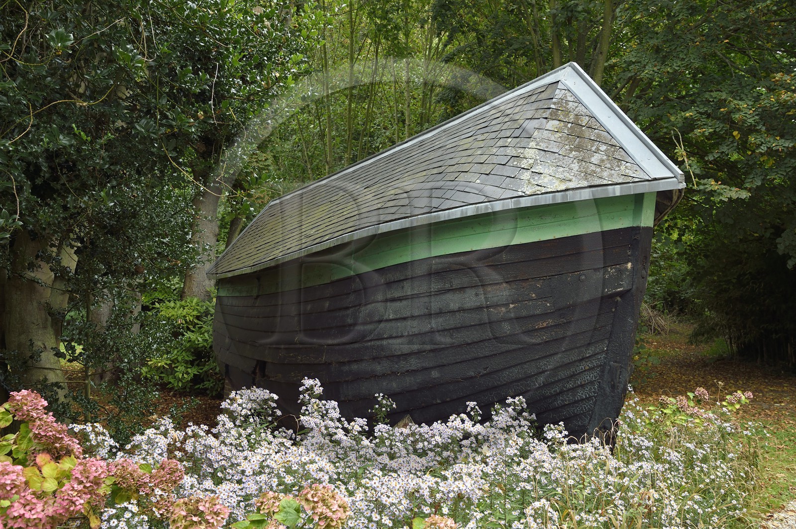 France, Seine-Maritime (76), Pays de Caux, Côte d'Albâtre, Etretat, la maison de Guy de Maupassant appelée La Guillette, caloge qui servait de logement pour son valet François Tassart, c'est une cabane aménagée à partir d'un ancien bateau de pecheur devenu impropre à la navigation