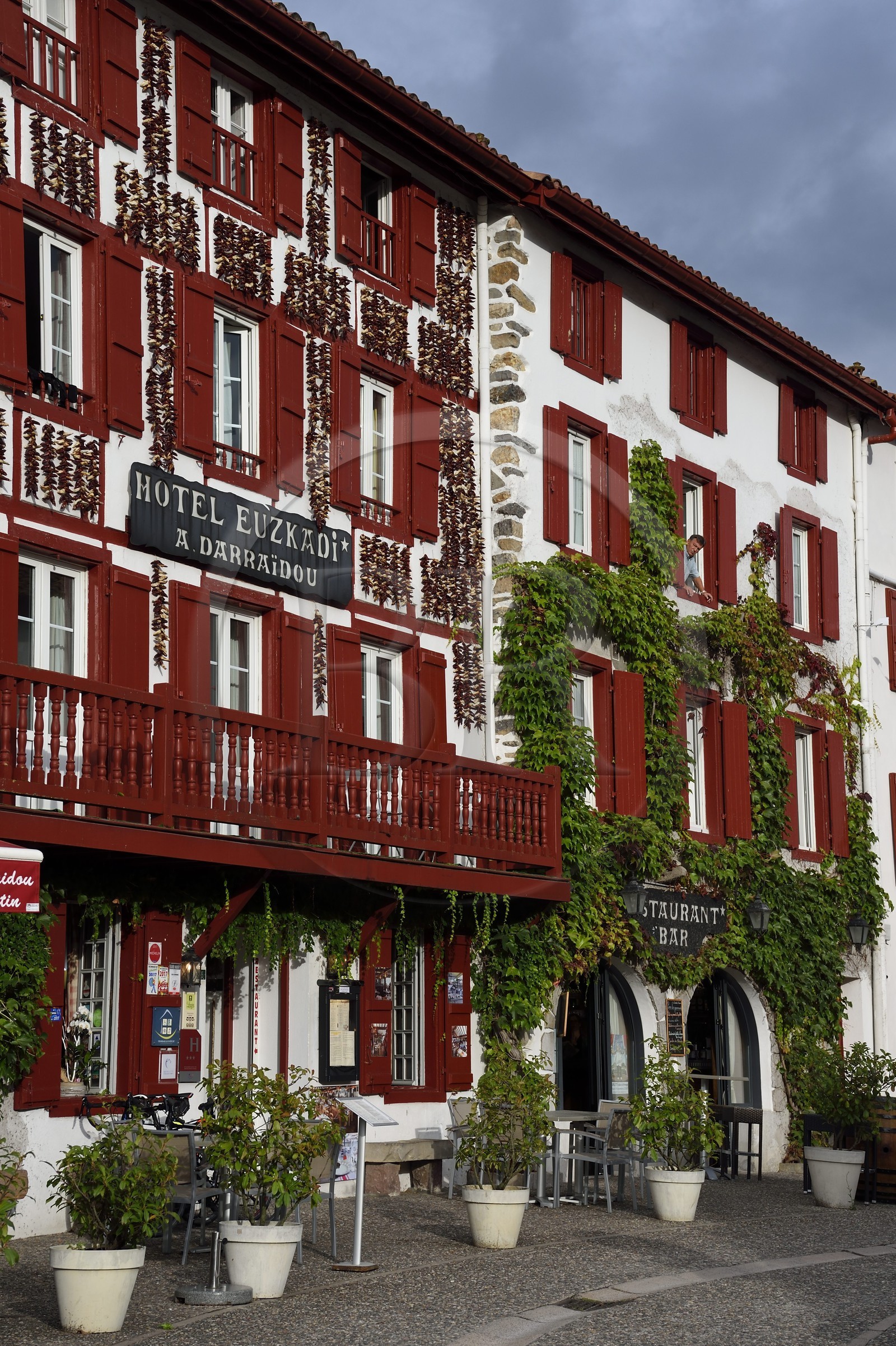 France, Pyrénées-Atlantiques (64), Pays-Basque, Espelette, séchage des piments d'Espelette aux facades des maisons du village, l'Hotel Euzkadi