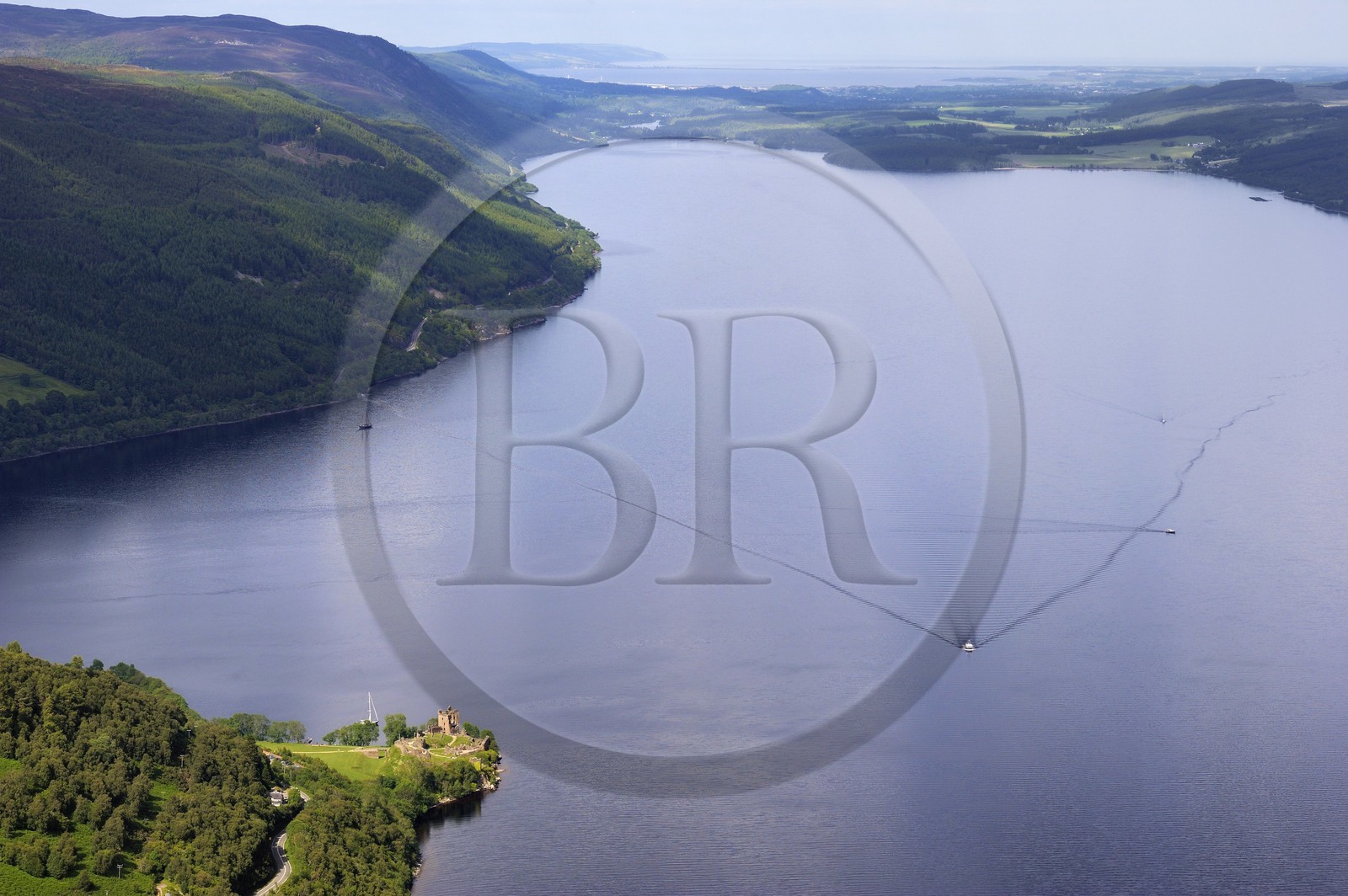 Royaume-Uni, Ecosse, Highland, le Loch Ness et le chateau d' Urquhart, Inverness et le Moray Firth en arrière plan (vue aérienne)
