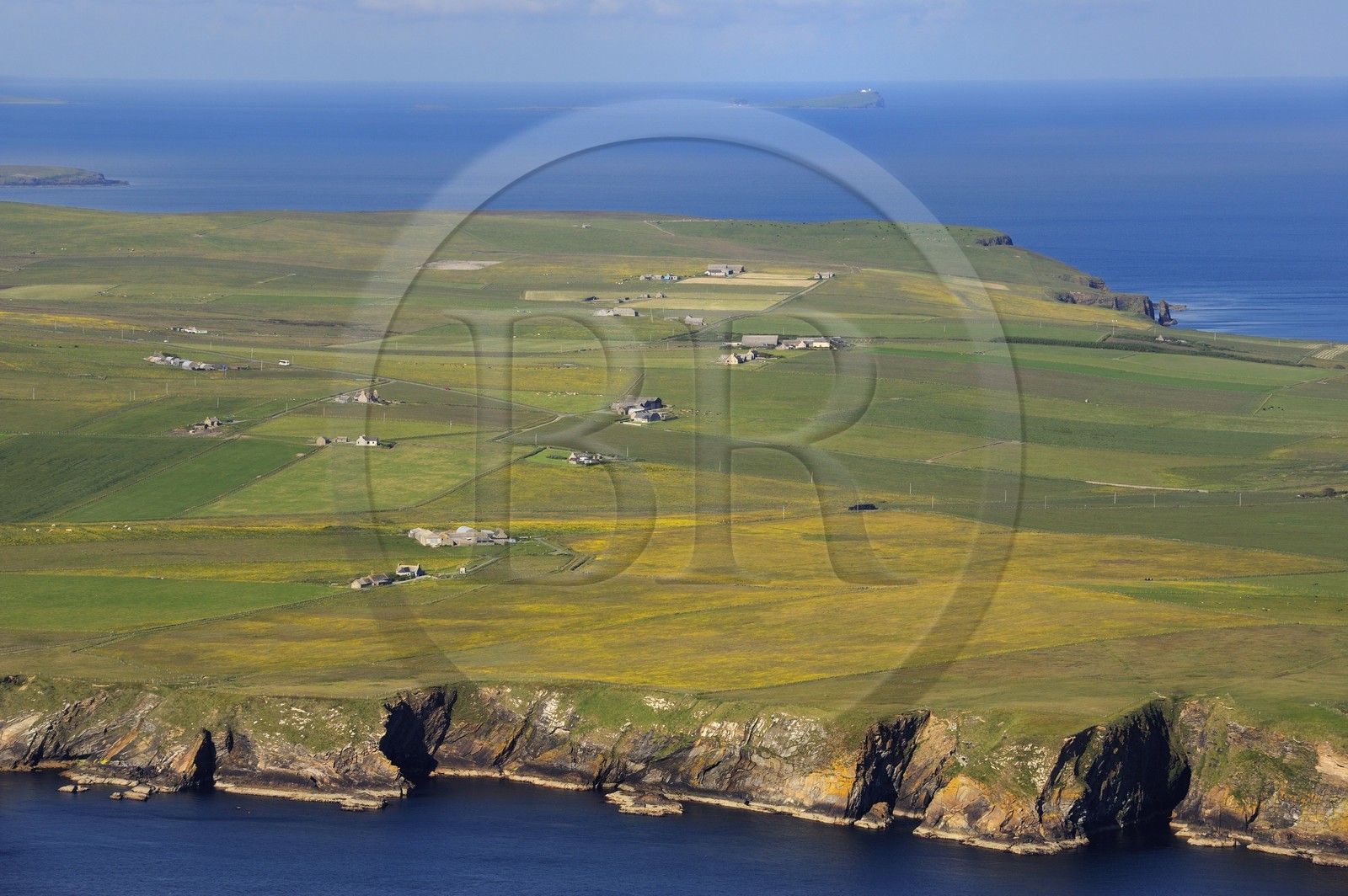 Royaume-Uni, Ecosse, Iles Orcades, Ile de South Ronaldsay, champs et fermes éparses (vue aérienne)