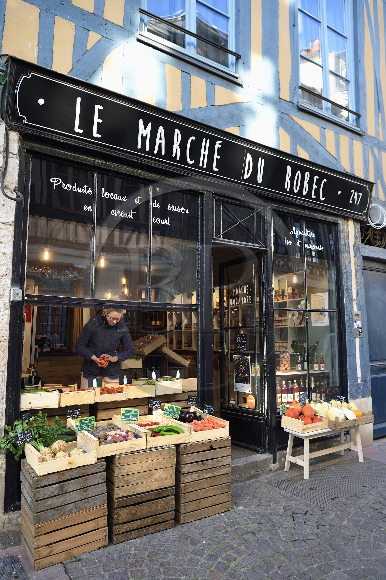 France, Seine-Maritime (76), Rouen, la rue Eau-de-Robec, Victoire Lecourt dans son magasin de fruits et légumes Le Marché du Robec