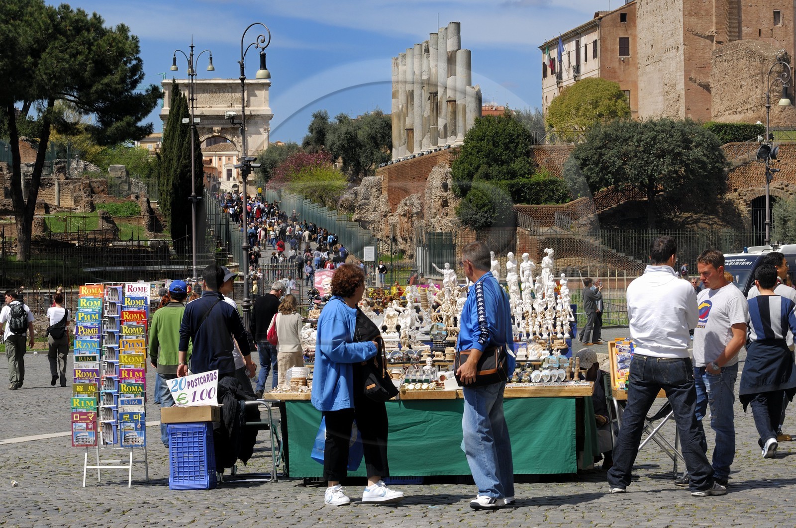 Italie, Latium, Rome, centre historique classé Patrimoine Mondial de l'UNESCO, le forum Romain, la Via Sacra (Voie Sacrée) est la voie romaine qui traversait le Forum Romanum d’Est en Ouest, l'arc de Vespasien et de Titus