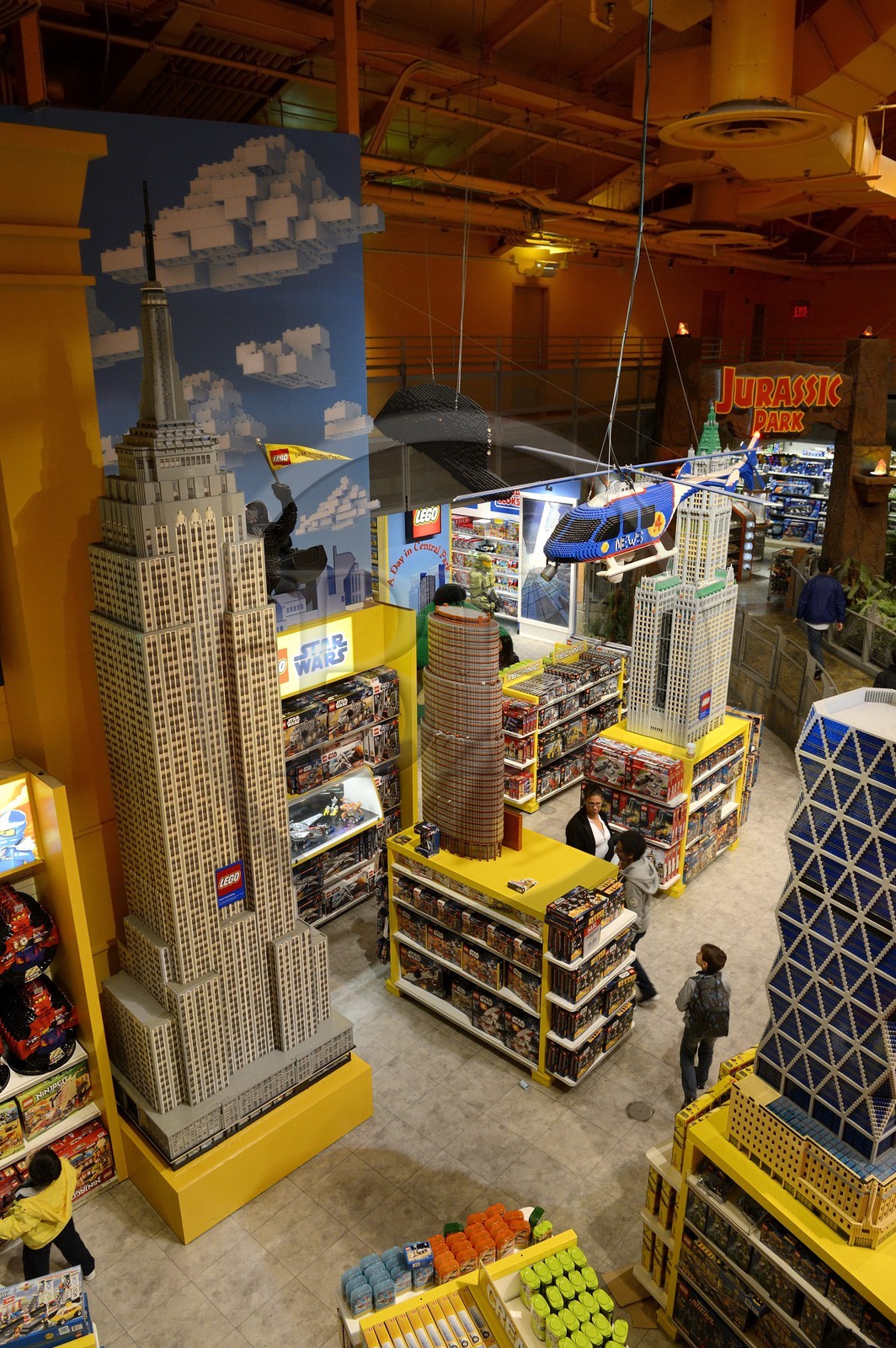 Etats-Unis, New York, Manhattan, Times Square, magasin de jouets ToysRUs, constructions géantes de buildings en Lego