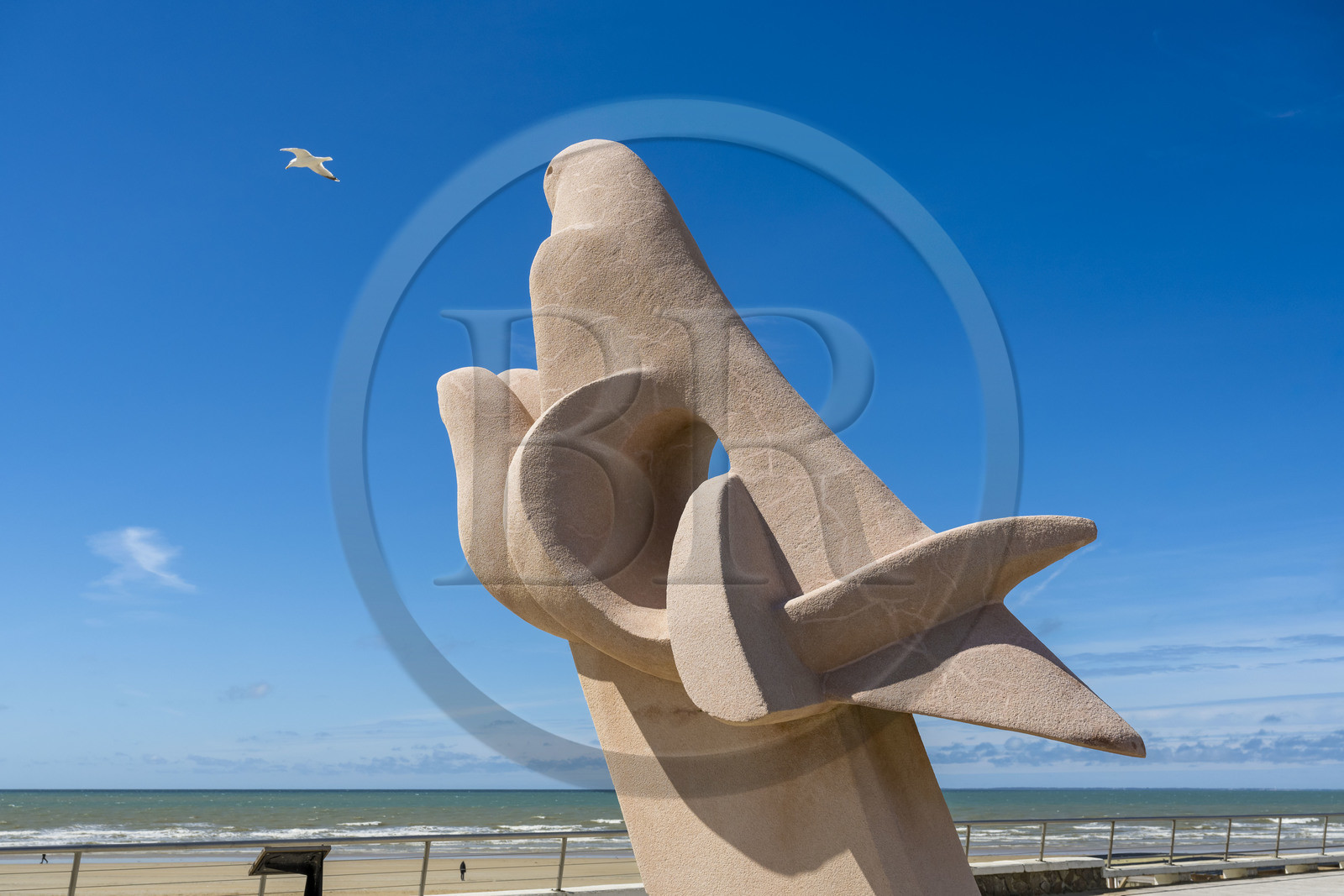France, Vendée (85), Saint-Jean-de-Monts, Les Oiseaux de Mer sculpture animalière monumentale des artistes jumeaux Jan et Joel Martel sur le front de mer