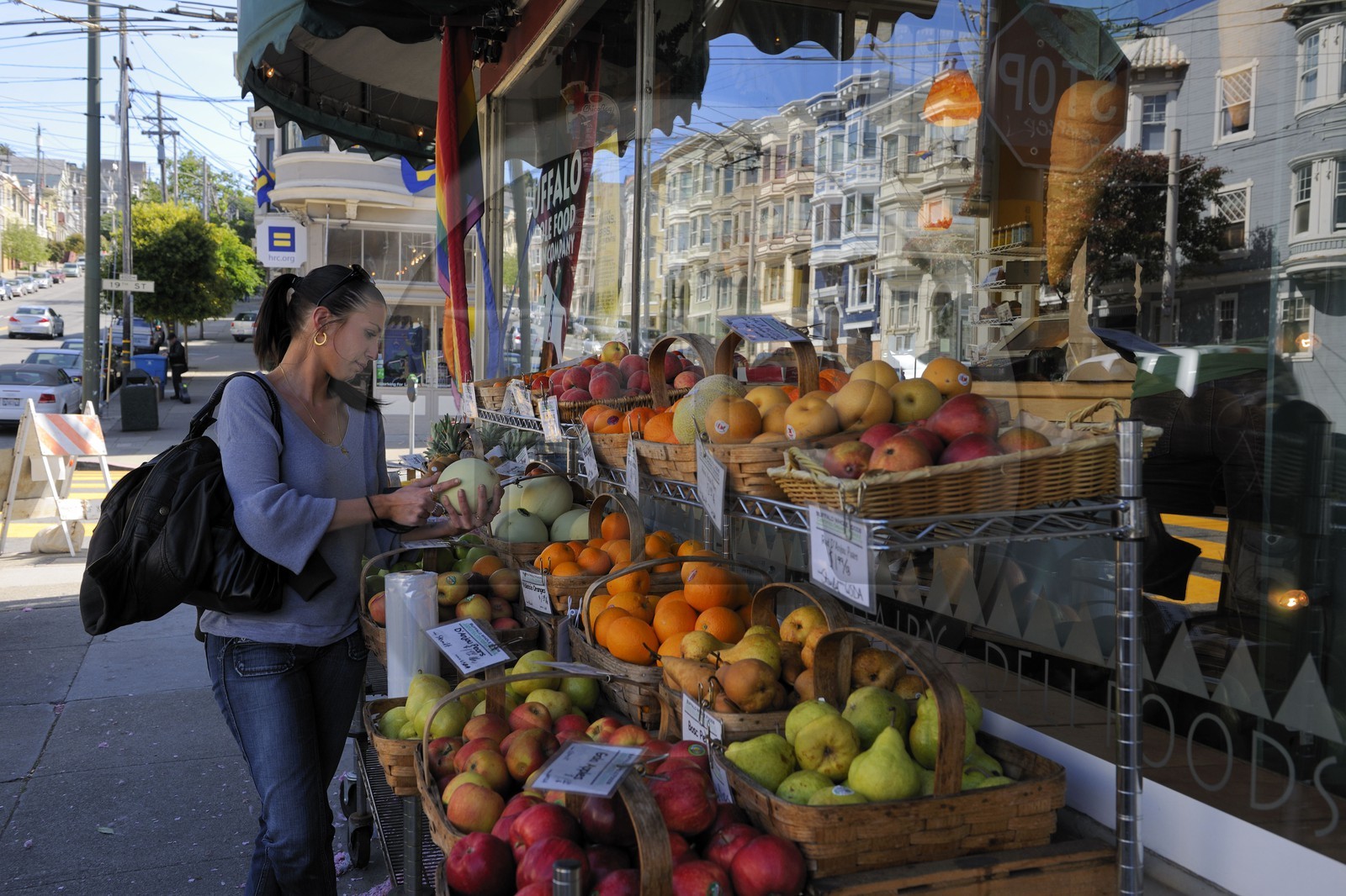 Etats-Unis, Californie, San Francisco, quartier Castro gay district, étal de fruits et légumes devant une épicerie