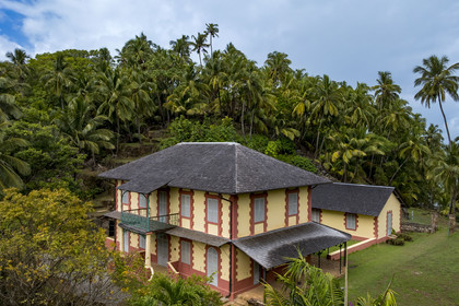 France, Guyane, Kourou, Iles du Salut, Ile Royale, la maison du directeur du bagne (vue aérienne)