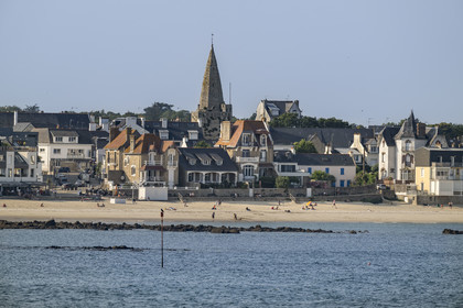 France, Morbihan (56), rade de Lorient, Larmor-Plage, église Notre-Dame de Larmor-Plage et sa  tour de guet fortifiée