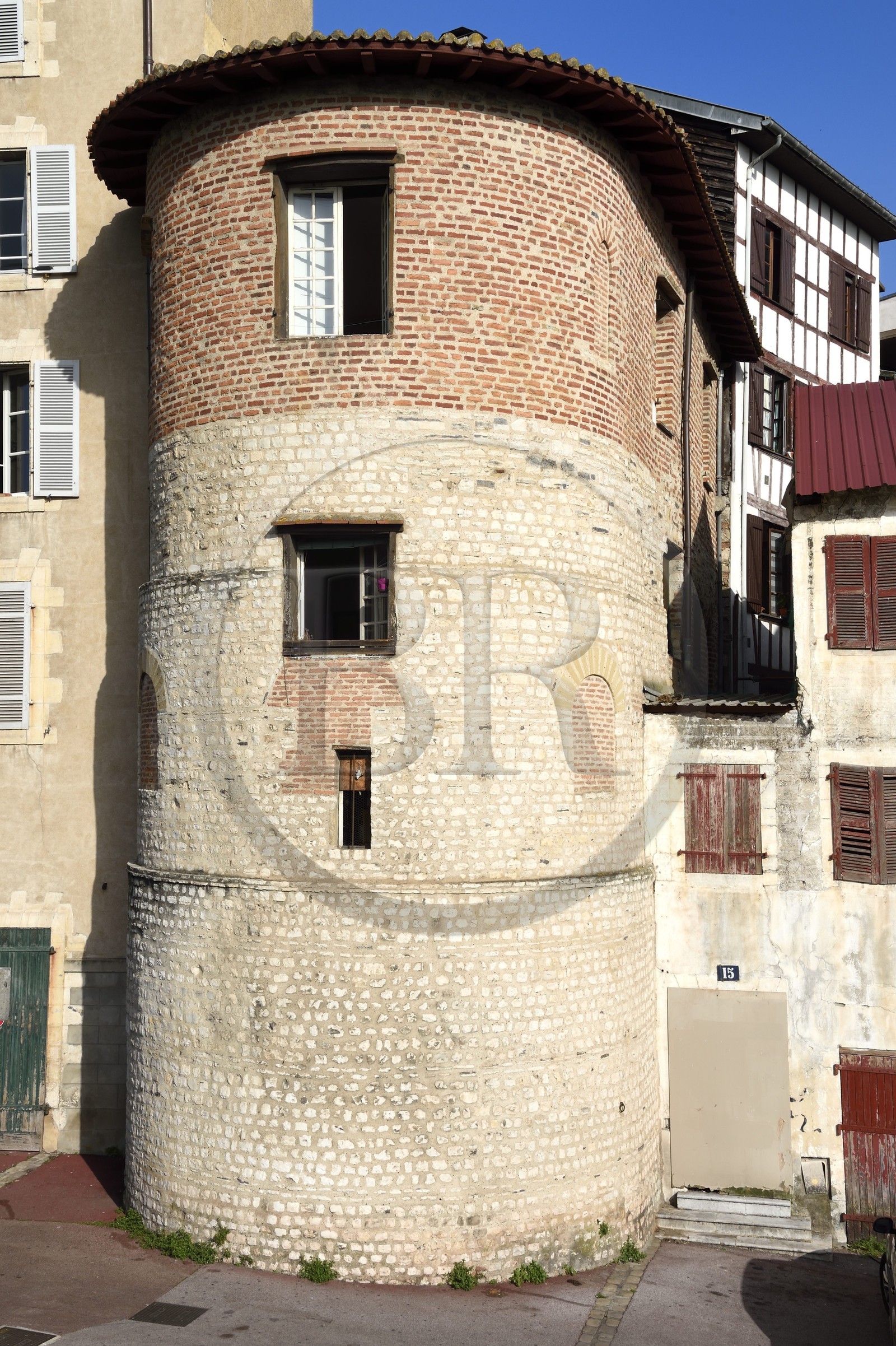 France, Pyrénées-Atlantiques (64), Pays-Basque, Bayonne, ancienne tour des remparts intégrée dans un immeuble dans la rue Tour de Sault