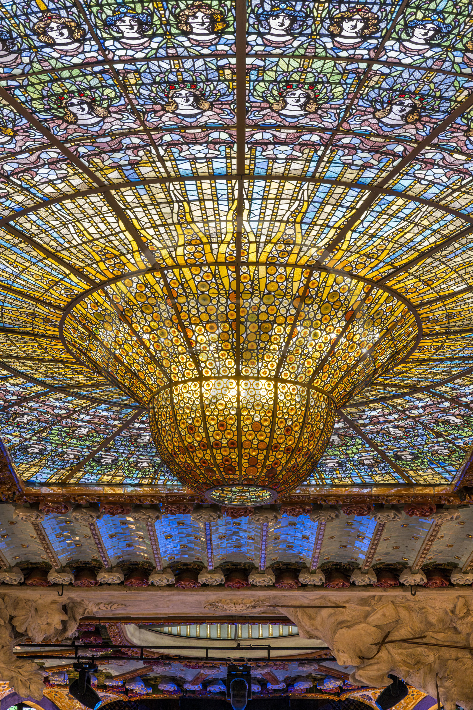Espagne, Catalogne, Barcelone, Palau de la Musica Catalana (palais de la musique catalane), salle de concert dessinée par l'architecte du modernisme catalan Lluis Domènech i Montaner, site classé au Patrimoine Mondial de l'UNESCO, grande verrière, coupole de vitraux oeuvre de Antoni Rigalt i Blanch