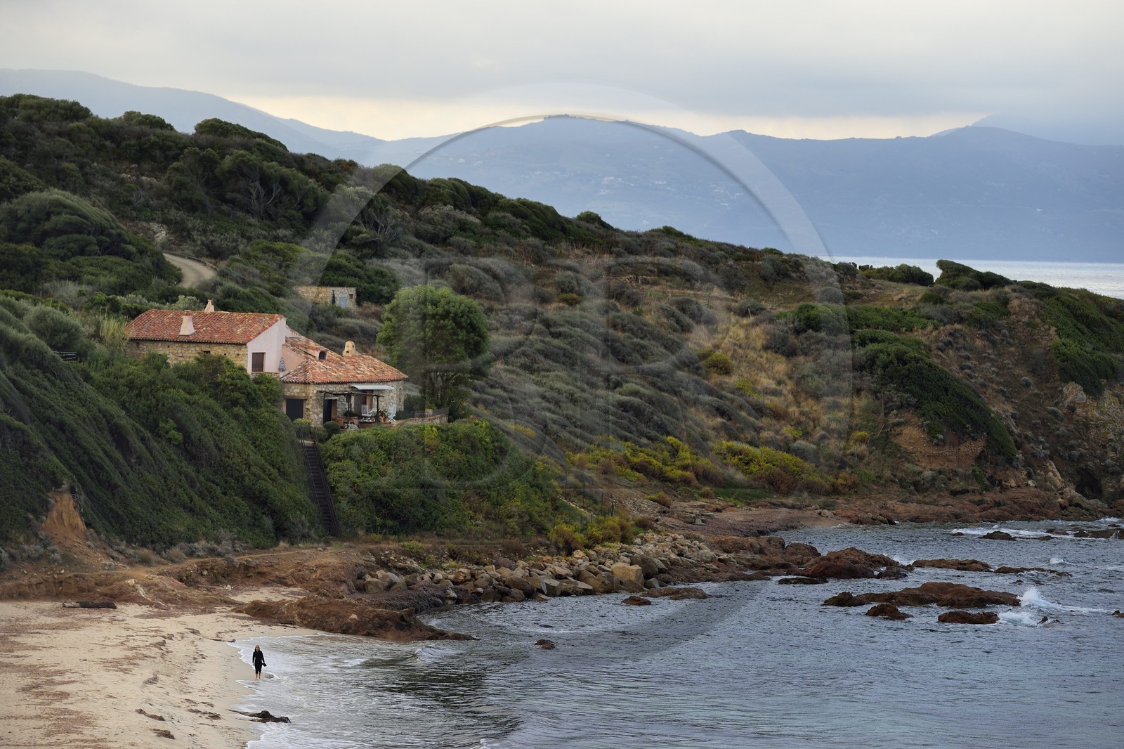 France, Corse-du-Sud (2A), Cargèse, la plage de Capizzolu où débarquèrent en 1676 les grecs qui fondèrent la colonie de Cargèse