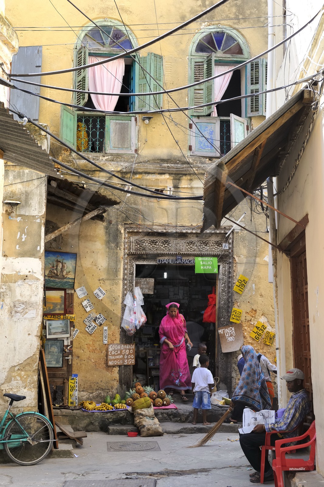 Tanzanie, archipel de Zanzibar, île de Unguja (Zanzibar), ville de Zanzibar, quartier Stone Town, classé Patrimoine Mondial de l' UNESCO, une épicerie de la vieille ville dans le quartier de Shangani