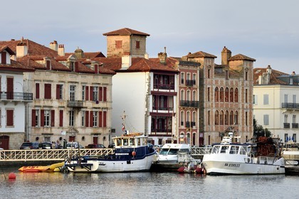 France, Pyrénées-Atlantiques (64), Pays-Basque, Saint-Jean-de-Luz, le port de pêche et la Maison de l'Infante en arrière plan à droite