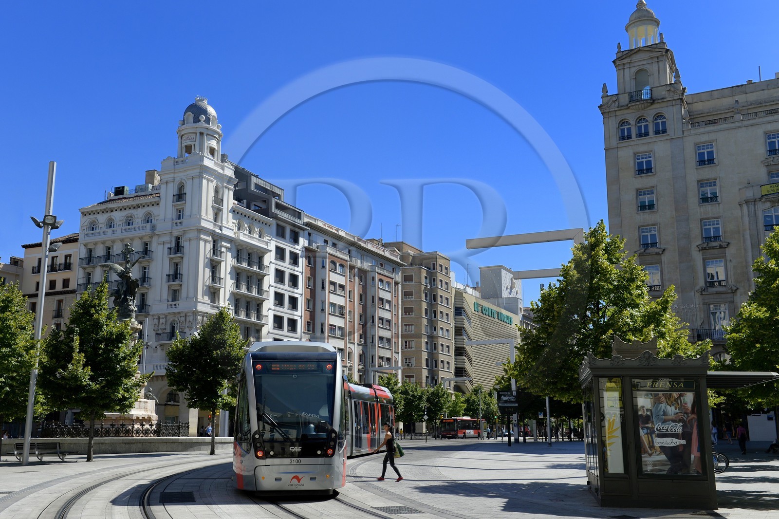 Espagne, Aragon, Saragosse, tram sur la plaza Espana