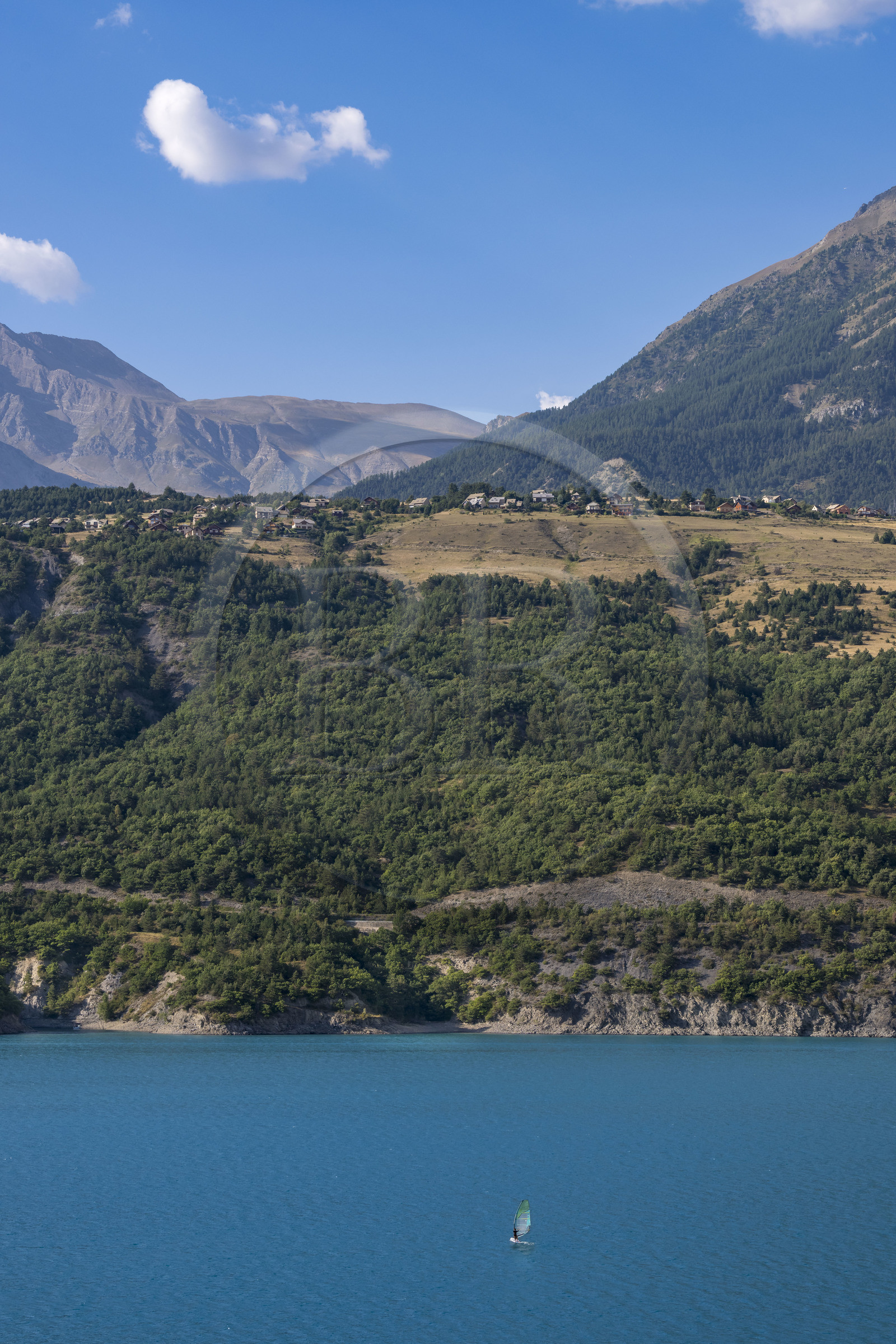 France, Hautes Alpes (05), Crots, lac de Serre Ponçon et la rive Nord