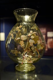 France, Moselle (57), Meisenthal, Site Verrier, musée du verre, vase au papillon de Émile Gallé