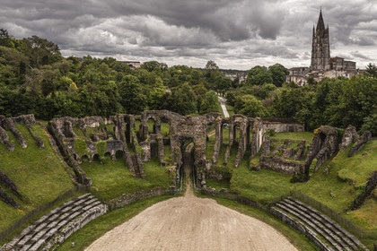 France, Charente-Maritime (17),  Saintonge, Saintes, amphithéâtre gallo-romain appelé localement les Arènes de Saintes, sa construction commence sous le règne de Tibère et s'achève sous le règne de Claude, vers 40 après JC, 127 mètres de long sur 102 de large, il pouvait accueillir près de 15 000 spectateurs (vue aérienne)