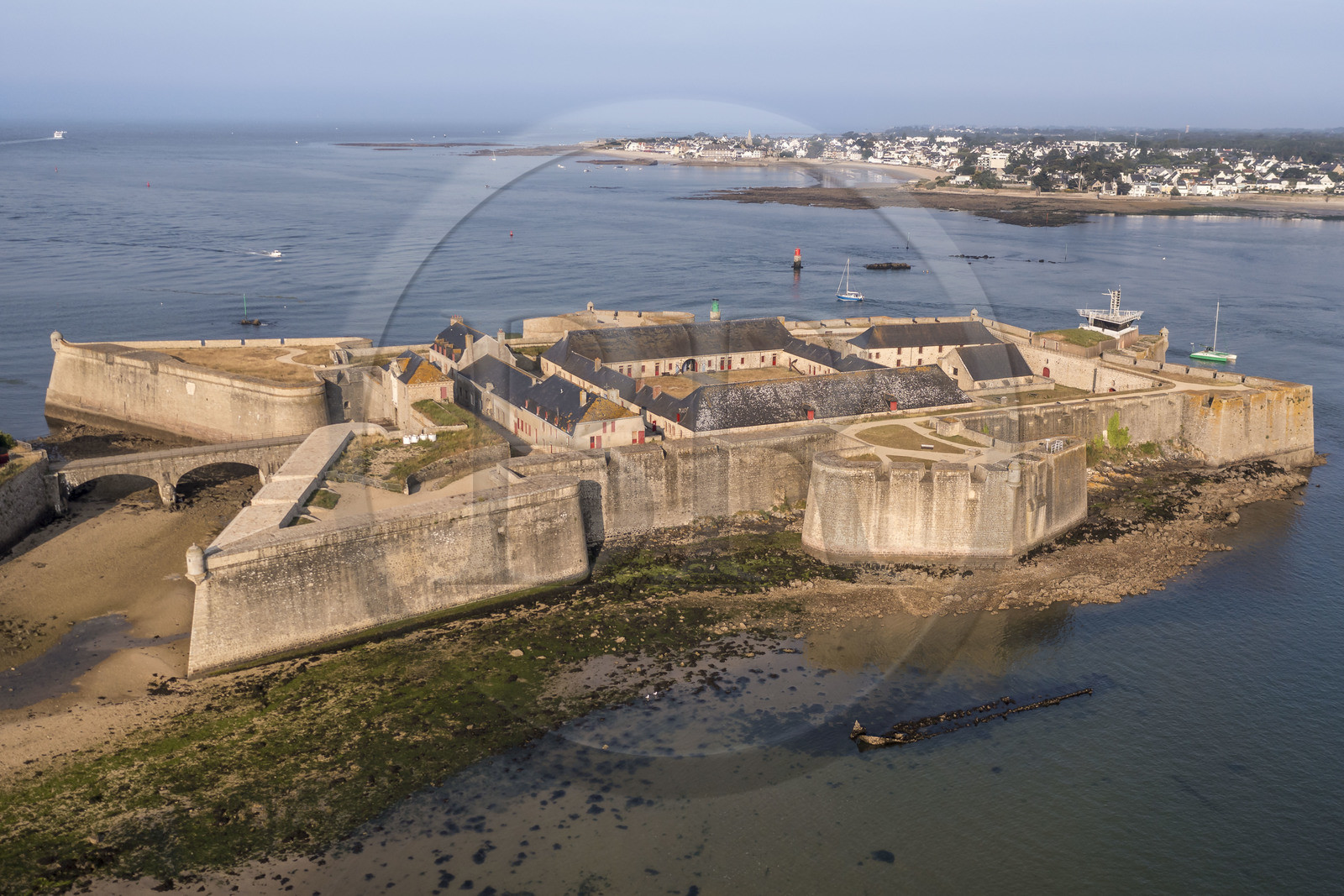 France, Morbihan (56), Port-Louis, la citadelle de Port-Louis remaniée par Vauban à l'entrée de la rade de Lorient, musée de la Compagnie des Indes, Larmor-Plage en arrière plan (vue aérienne)