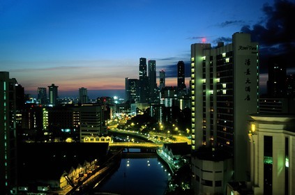 Singapour, gratte-ciel du centre ville dominant la rivière Singapour