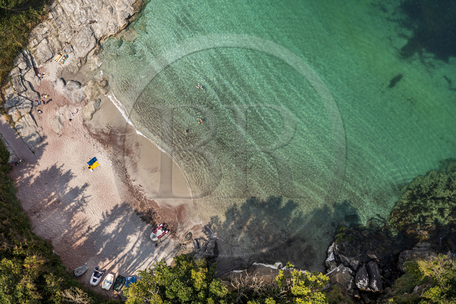 France, Morbihan (56), Ile de Groix, plage des Sables Rouges (vue aérienne)