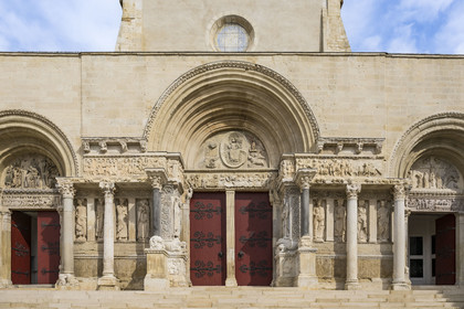 France, Gard (30), Saint-Gilles du Gard, église abbatiale de Saint-Gilles du XIIème-XIIIème siècle, classée Patrimoine Mondial de l'UNESCO au titre des chemins de Saint-Jacques de Compostelle en France, sculptures de la facade orientale de style art roman provencal et chapiteau corinthien