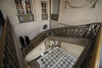 France, Yvelines (78), château de Versailles, classé Patrimoine Mondial de l'UNESCO, le domaine de Marie-Antoinette, le Petit Trianon, le grand escalier de pierre avec sa rampe en fer forgé